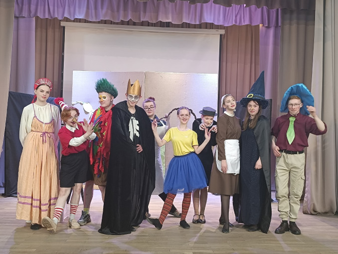 Первокурсники колледжа осваивают основы актёрского мастерства. 1